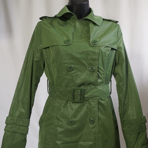 Women's Green Burberry Trench Coat with Belt and Buttons - Picture 3 of 9